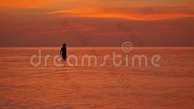 女人的剪影欣赏大海中的日落，慢动作。 <strong>1920</strong>x1080
